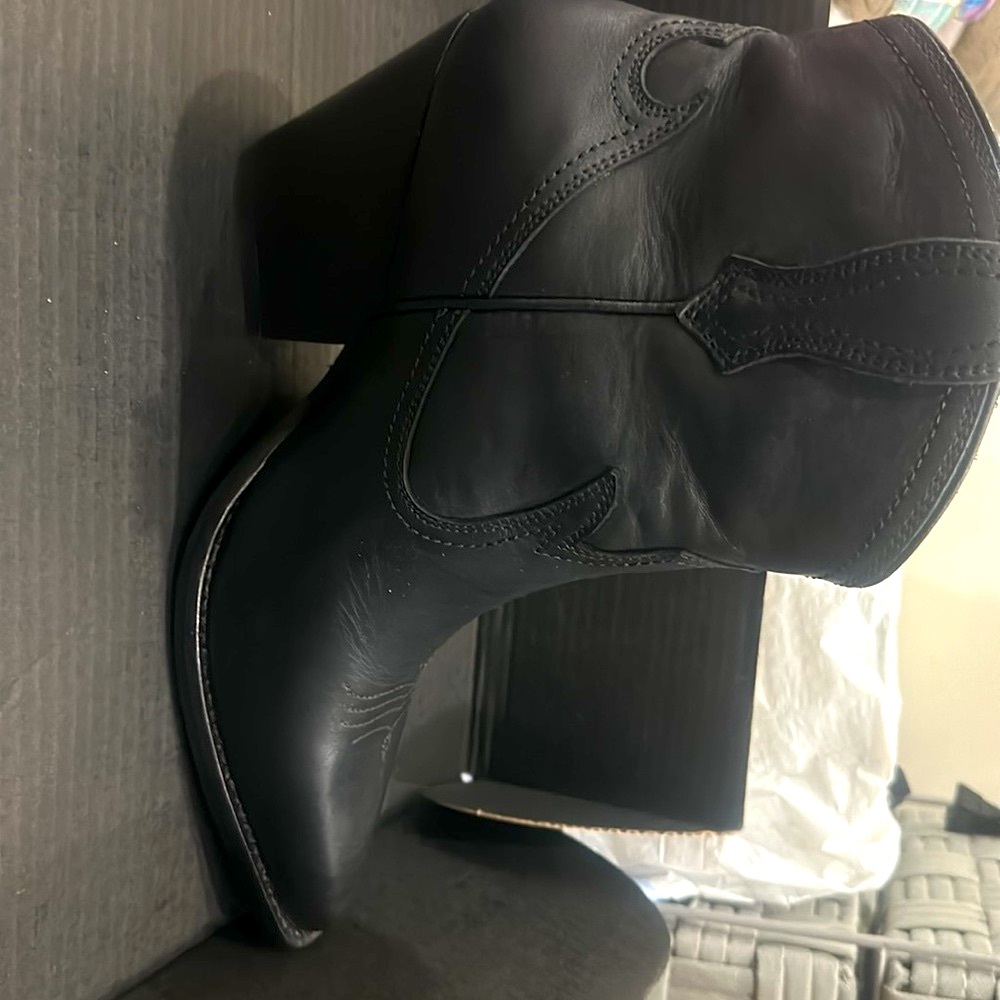 Western boot. Size 11 Never worn. With box. Great leather quality!